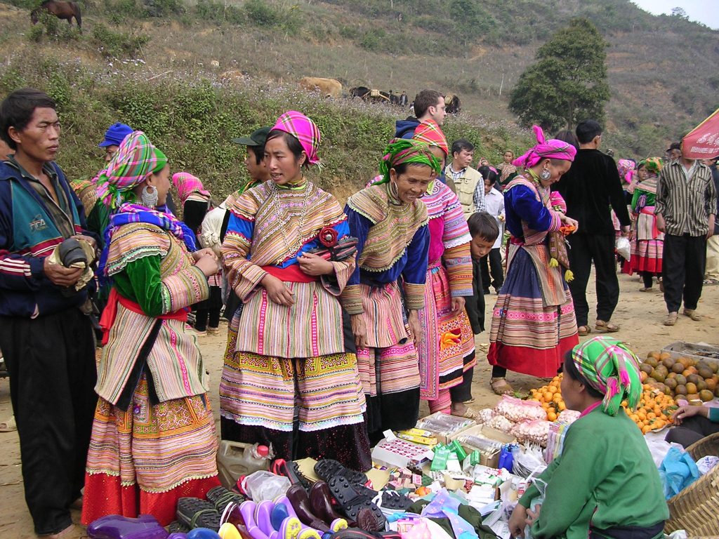 Sapa Can Cau market