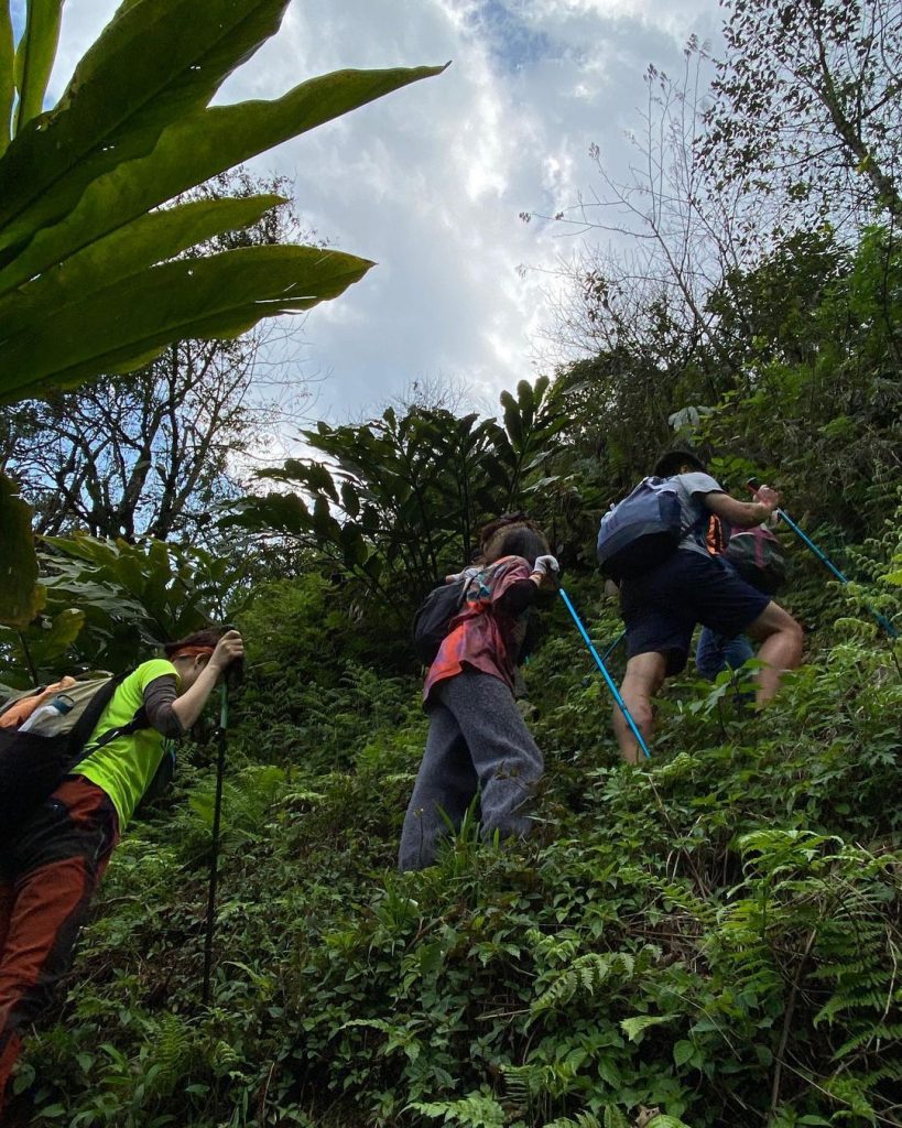 trekking mountain sapa